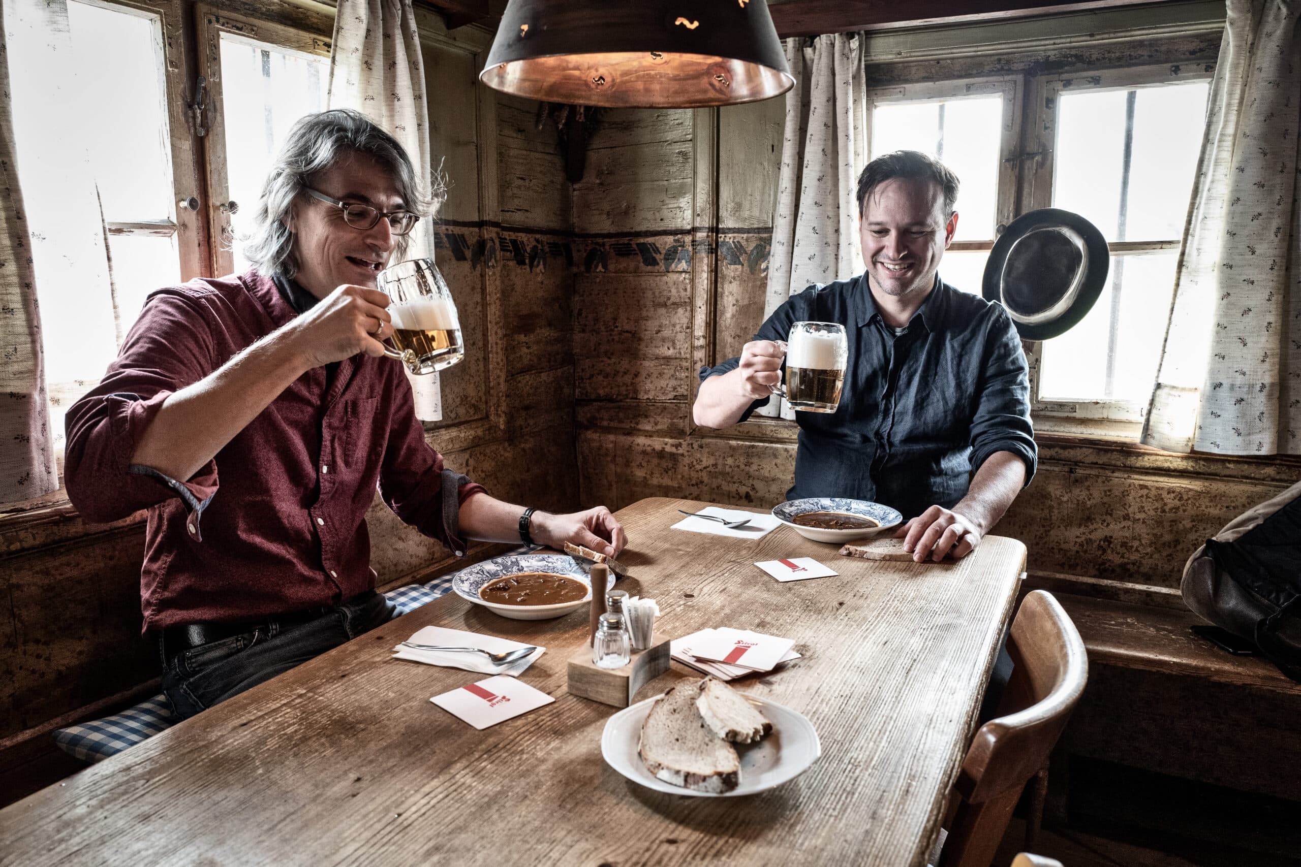 Zwei Gulasch und zwei Seidl Bier in Altfraunhofen