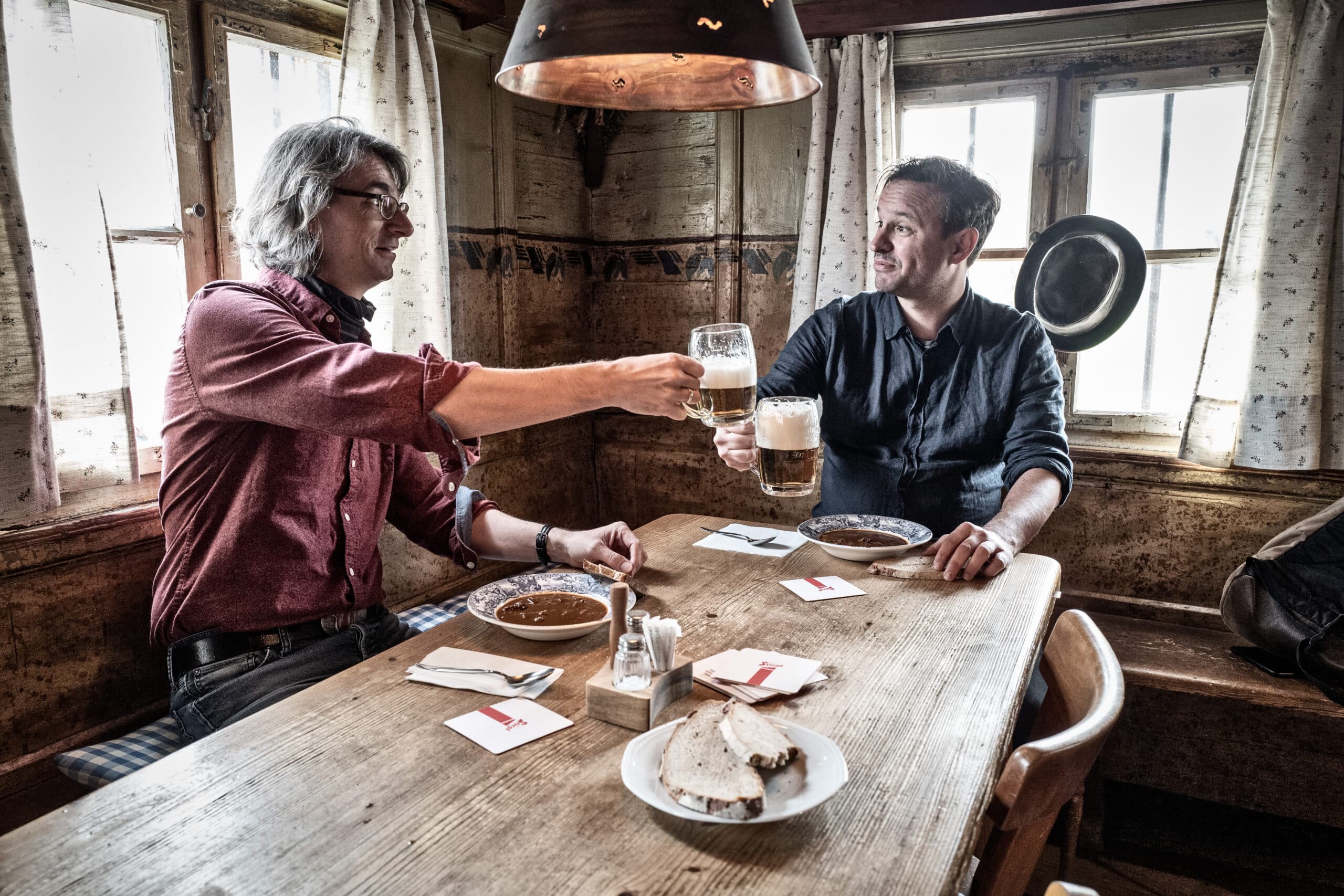 Zwei Gulasch und zwei Seidl Bier im Zerberus Töging